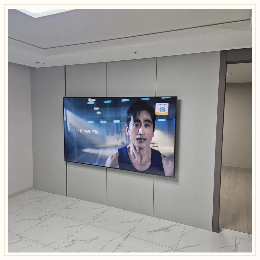 광명 벽걸이TV 설치 사진 — TV 흔들림 점검 참고 장면