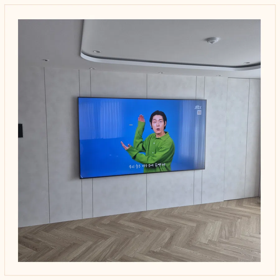 팔달 벽걸이TV 설치 사진 — 주변기기 선정리 참고 장면