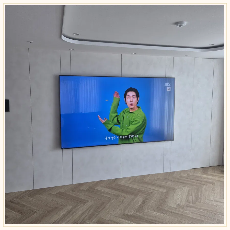검단 벽걸이TV 설치 사진 — 타일·석재 마감 확인 참고 장면