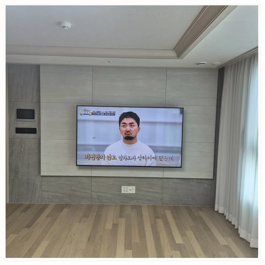 청라 벽걸이TV 설치 사진 — 스탠드 벽걸이 전환 참고 장면